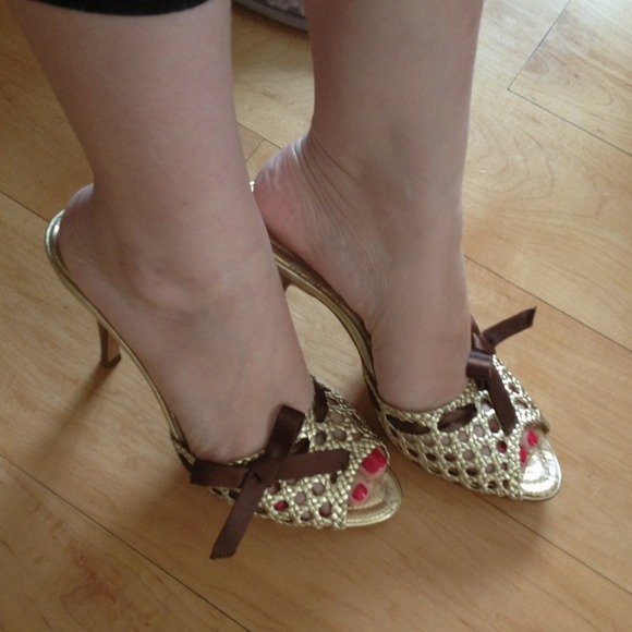 Auth Like New Giuseppe Zanotti gold sandal w/ bow - Picture 3 of 4